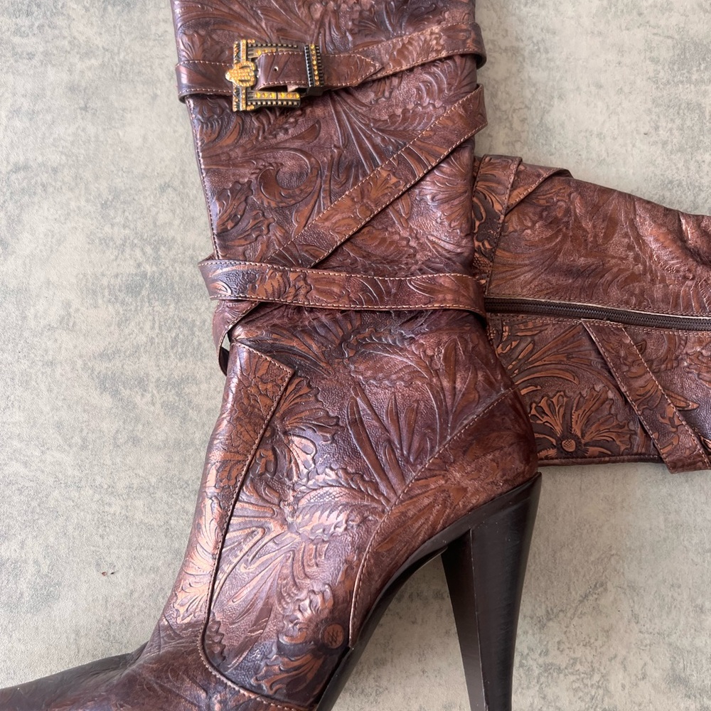 Vero Cuoio Brown Heeled Boots with Intricate Embossing